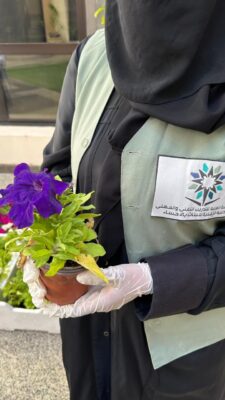 نادي السعودية الخضراء بتقنية البنات بالأحساء يغرس 150 شتلة داخل ساحاتها التدريبية
