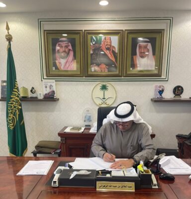 مؤلف “شخصيات من مدارس الملك فيصل بمكة ” في ضيافة مدير عام وزارة الإعلام بمنطقة مكة المكرمة