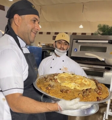 طبق شعيرية بدبس التمر الحساوي ضمن فعاليات مهرجان التمور المصنعة بالأحساء