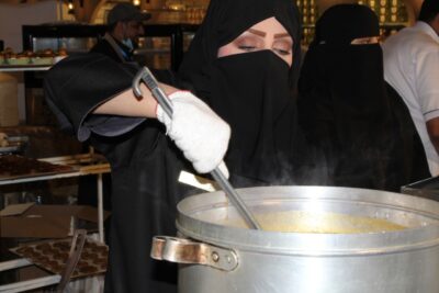 طاهية أحسائية تعد طبق ” ساقو التمر بالدبس ” لأول مرة بالخليج