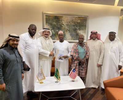 “أفريقيا غير العربية” توقع عقد خدمة حجاج ليبيريا