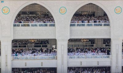 جموع المصلين بالمسجد الحرام تؤدي صلاة أول جمعة في شهر رمضان المبارك