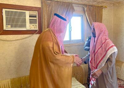 “محافظ بيشة” ينقل تعازي القيادة لأسر شهداء القطاع الشمالي للمجاهدين ببيشة