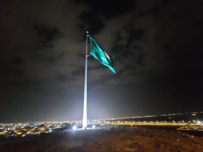 استعدادًا للاحتفال بيوم العلم السعودي بلدية بيشة تزين الطرق والميادين بـ ١٠٠٠ علم