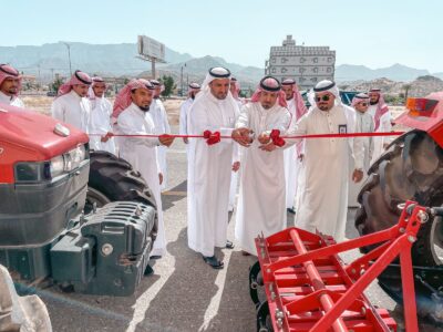 محافظ الحجرة ومدير عام فرع وزارة البيئة والمياه والزراعة بالباحة يدشنان مبادرة الآليات الزراعية