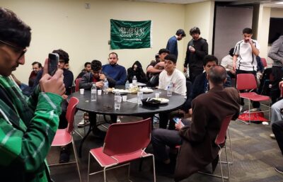 طلاب “جورج ميسون” يقيمون مائدة الإفطار الرمضاني في حرم الجامعة