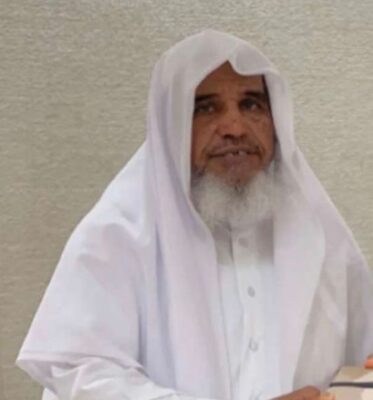 الحربي (سبعيني) يحصل على شهادة البكالوريوس من جامعة الامام محمد بن سعود الإسلامية قسم شريعة