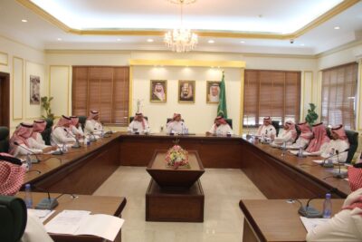 “محافظ بيشة” يرأس اجتماع المجلس المحلي ويناقش الملف التنموي