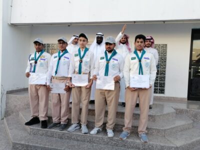 مدير مدارس الفلاح الثانوية بمكة يكرم الفرقة الكشفية وقائدها