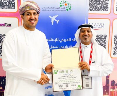 رئيس الاتحاد العربي للإعلام السياحي “اليحيائي” يكرم “عشي” في ختام ATM دبي 2023