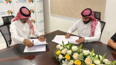 مركز التنمية الاجتماعية ببيشة يوقع عقد شراكة مع مركز الرعاية الرائدة