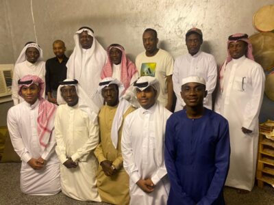 وفد اجتماعي يزور حكم كرة القدم الشهير بأحياء مكة محمد عبدالله