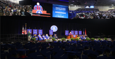 الجامعة الأمريكية “AU” تقيم حفل تخرجها الـ145 البهيج بحضور جميع غفير من ذوي الطلاب