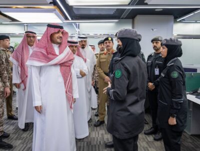 عبدالعزيز بن سعود يتابع سير العمل في مركز العمليات الأمنية الموحدة (911) بمكة