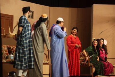 نجاح مذهل وتكريم لمسرحية “آخر موديل” بالأحساء