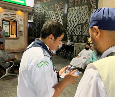 المعسكر الكشفي لخدمة زوار المسجد النبوي يواصل أعماله التطوعية
