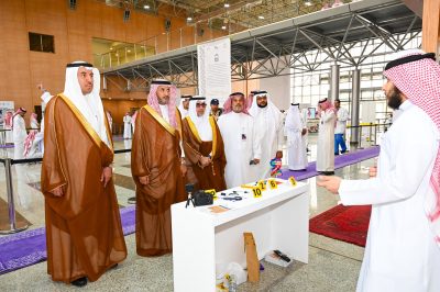 رئيس جامعة الإمام عبد الرحمن بن فيصل يفتتح معرض الفقه الجنائي بمشاركة جهات تخصصية ويؤكد تكامل المعرفة والتطبيق