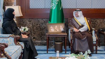 سمو الأمير سعود بن طلال يستقبل مديرة مؤسسة رعاية الفتيات بالأحساء