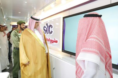 محافظ بيشة يُدشن الحافلة الذكية المتنقلة لـ stc