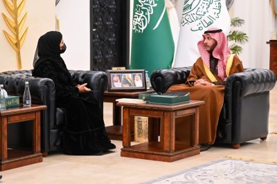محافظ الطائف يستقبل رئيس سفراء جمعية الأدب المهنية
