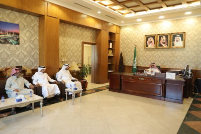 محافظ بيشة يبحث مع مدير فرع المركز الوطني لتنمية الغطاء النباتي بعسير سبل تعزيز الاستدامة البيئية