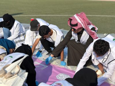 300طالب و طالبة من جامعة الإمام عبدالرحمن يحتفون بترشيح المملكة لكأس العالم 2034 بجدارية الإبداع