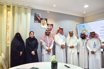 مديرة ادارة الجمعيات و المؤسسات الغير ربحيه في امانة الاحساء الاستاذه/ فاطمة الملا في زيارة لجمعية عطاء للخدمات المجتمعية بمدينة العيون بمحافظة الأحساء في مقر الجمعية