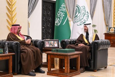 مُحافظ الطائف يكرّم الجهات المشاركة في فعاليات سرطان الثدي.