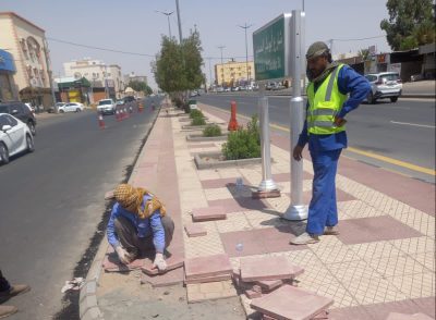 بلدية بيشة تعالج ٤٦٠٠ طنٍ من الحُفر وصيانة ٣٠٠٠ متر مربع من الأرصفة المتهالكة و ٢١٨ عمود إنارة