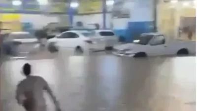 بعد أن داهمته السيول.. سيارة على وشك الغرق بحي البديعة في عنيزة (فيديو)