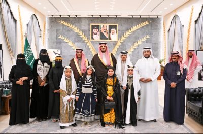 مُحافظ الطائف يطّلع على برامج وأنشطة يوم التأسيس بمدارس الطائف