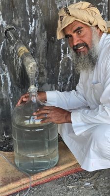 بين القطف والتقطير.. رحلة من حقول الفجر إلى قارورة العطر