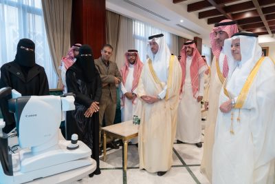 محافظ الأحساء يُدشِّن مبادرتي “سكرك بأمان” و”الشرقية مبصرة”