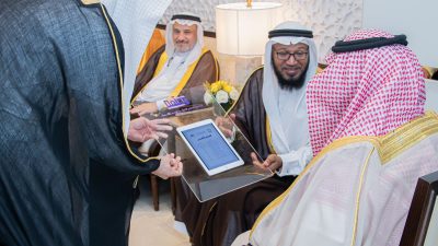 نيابة عن سمو محافظ الأحساء  وكيل المحافظة يدشّن الهوية البصرية لجمعية تعليم القرآن وعلومه بالمحافظة وعلمه