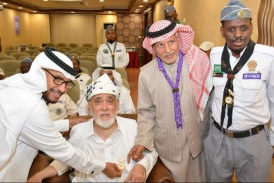 المشرف على ينابيع الكشافة الدكتور الهزازي يقلد رادين وسام الوفاء