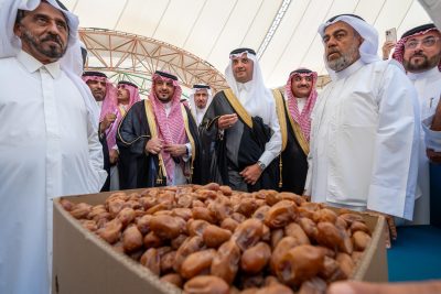 سمو محافظ الأحساء يزور مزاد موسم صرام التمور 2025 ويشيد بالجهود المبذولة