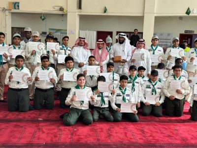 مدير مدرسة هشام بن حكيم يكرم الكشافين المتميزين المتفوقين