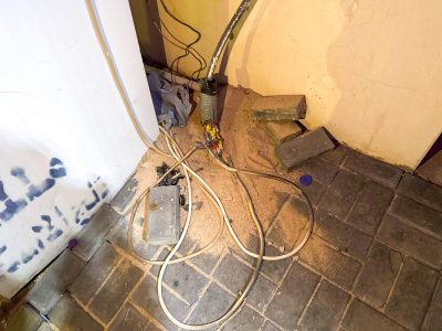 اختلاس كهرباء من مسجد على الطريق العام في مركز صبحاء بالقويعية