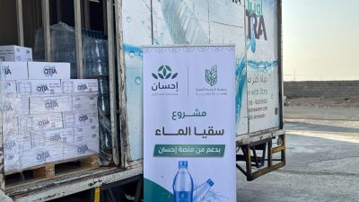 جمعية التنمية الأهلية بوسط بيشة توزع عبوات المياة بدعم من منصة إحسان