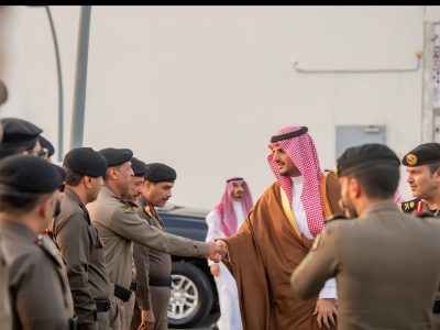 مُحافظ الطائف يشارك رجال الأمن طعام الإفطار