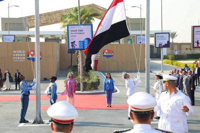 برعاية الرئيس السيسي ..انطلاق فعاليات المنتدى الحضري العالمي في القاهرة برفع علمَي مصر والأمم المتحدة