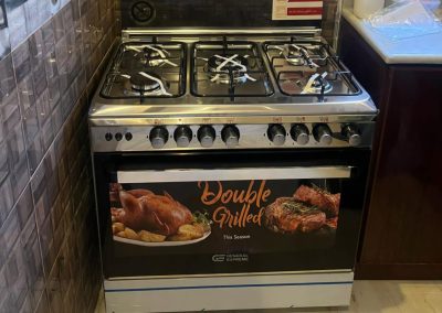 العيون الخيرية توزع عدد من الأجهزة الكهربائية والسخانات على الأسر المستفيدة