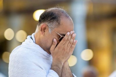 ختم القرآن خلال عقد من الزمان.. أعين ترنو صوب محراب الحرمين.. وأسماع تتلهف لدعاء الختم