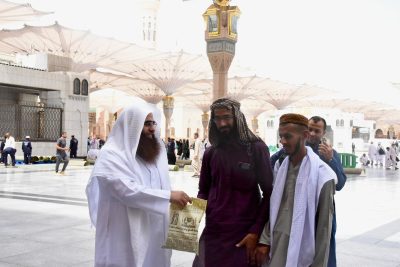 وكالة المسجد النبوي تستقبل طلائع الحجاج بالهدايا والمصاحف والكتيبات التوجيهية بلغاتهم