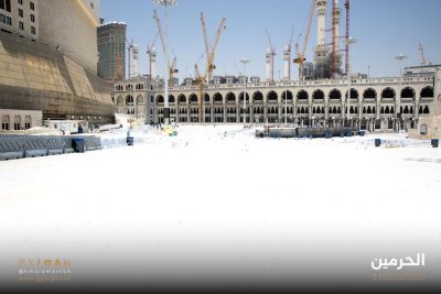 طلاء الساحات المجاورة للمسجد الحرام باللون الأبيض لأكثر من 11 ألف متر مربع