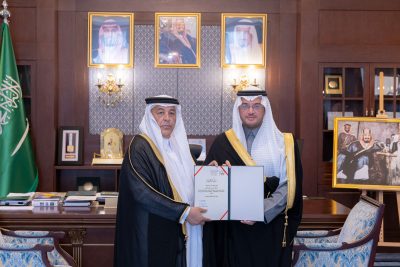 سمو محافظ الأحساء يكرّم الإعلامي جاسم الجاسم بمناسبة حصوله على الدكتوراه الفخرية ويطلع على كتابه الجديد