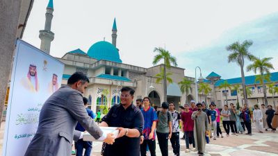 الشؤون الإسلامية توزع 500 وجبة إفطار للصائمين في الجامعة الإسلامية العالمية بماليزيا