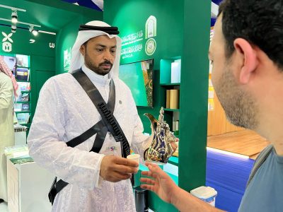 بالقهوة السعودية والبخور.. ركن وزارة الشؤون الإسلامية يستقبل زوار معرض الرباط الدولي للكتاب في نسخته الـ30