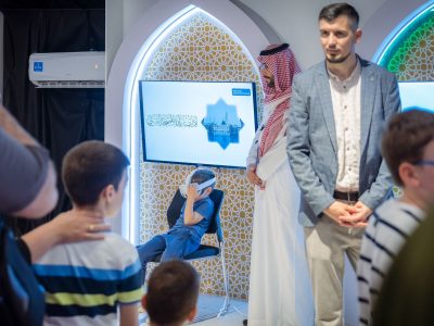 في قلب كوسوفو… تقنية الواقع الافتراضي (VR) تنقل زوّار معرض “جسور” في رحلة ساحرة إلى الحرمين الشريفين