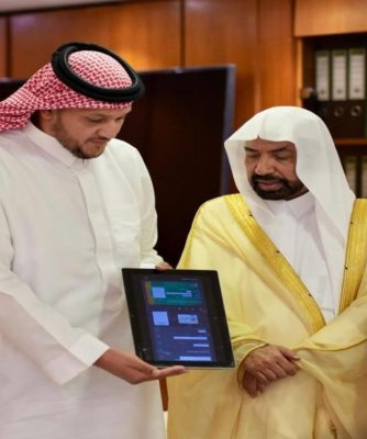 الرئاسة تسلم كبار المطوفين في المسجد الحرام الرخصة الأولى المعتمدة لتطويف الطائفين عبر “توكلنا”